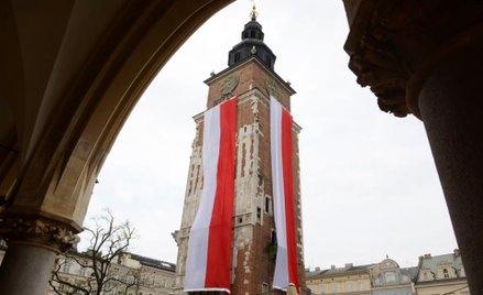 Święto Flagi 2016 - gmach krakowskiego ratusza udekorowany czterema wielkimi flagami