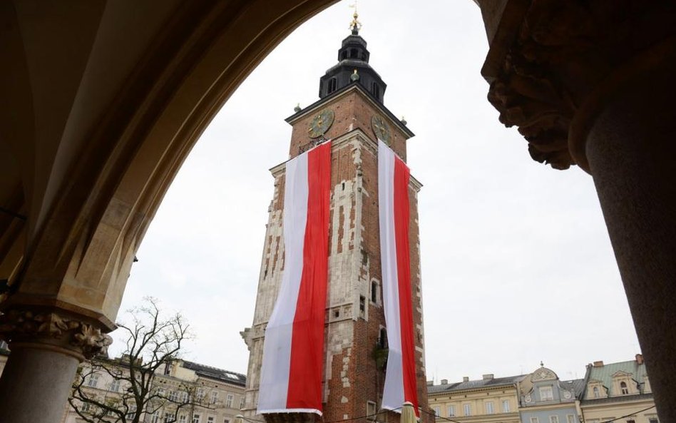 Święto Flagi 2016 - gmach krakowskiego ratusza udekorowany czterema wielkimi flagami