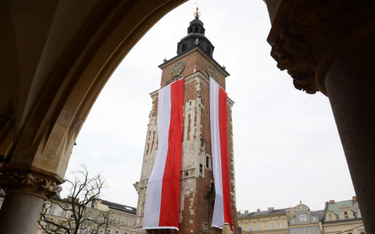 Święto Flagi 2016 - gmach krakowskiego ratusza udekorowany czterema wielkimi flagami
