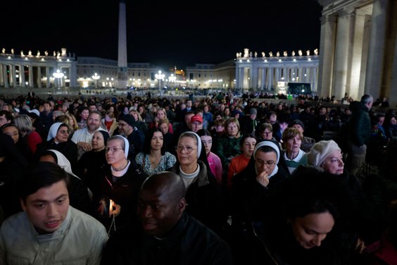 Wierni na placu św. Piotra