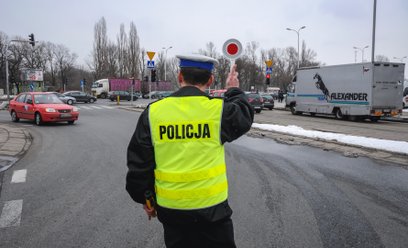 Od dzisiaj policja zatrzyma prawo jazdy za drift i jazdę na jednym kole