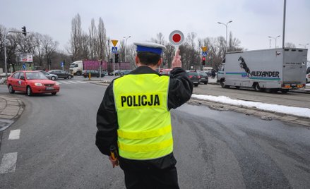 Od dzisiaj policja zatrzyma prawo jazdy za drift i jazdę na jednym kole
