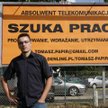 Student szukający pracy poprzez ogłoszenie na billboardzie
