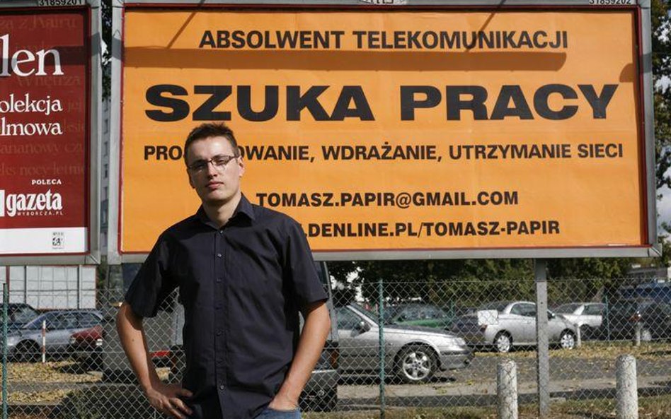 Student szukający pracy poprzez ogłoszenie na billboardzie