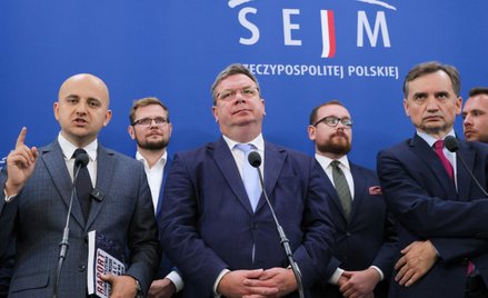 Na konferencji prasowej klubu Prawa i Sprawiedliwości 24 września 2025 r. poseł Michał Wójcik mówił: