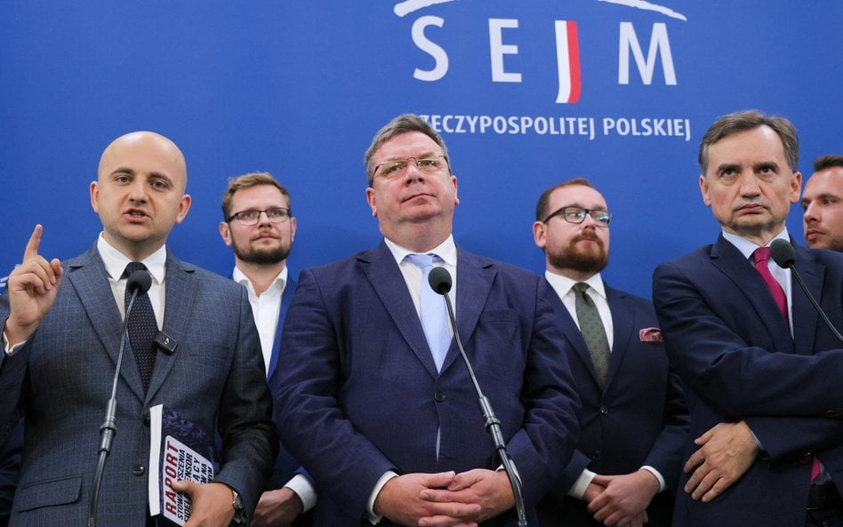 Na konferencji prasowej klubu Prawa i Sprawiedliwości 24 września 2025 r. poseł Michał Wójcik mówił: