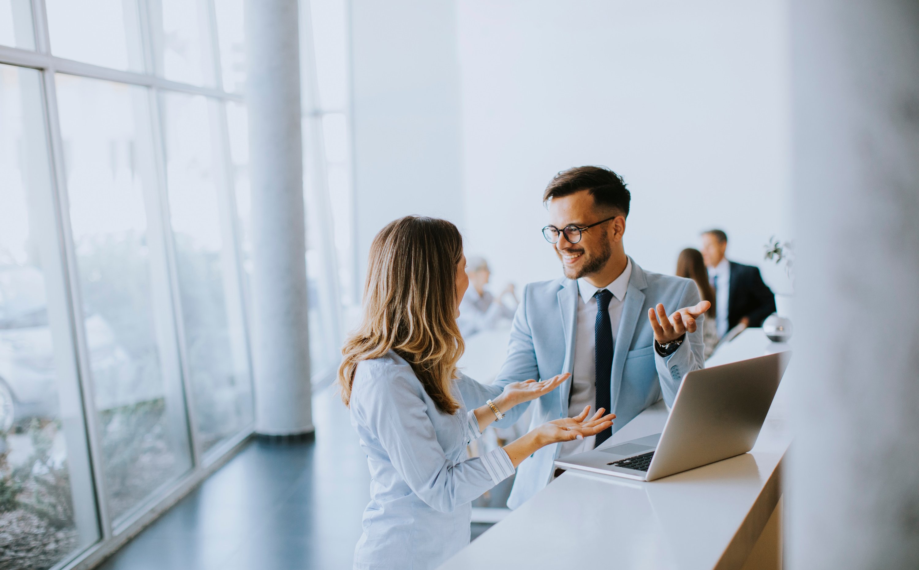 Niechciane komplementy: Co to za słowa i jak na nie reagować?