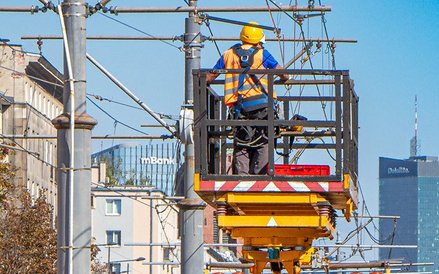 Przy pomocy specjalistycznych wozów prowadzone są prace przy trakcji