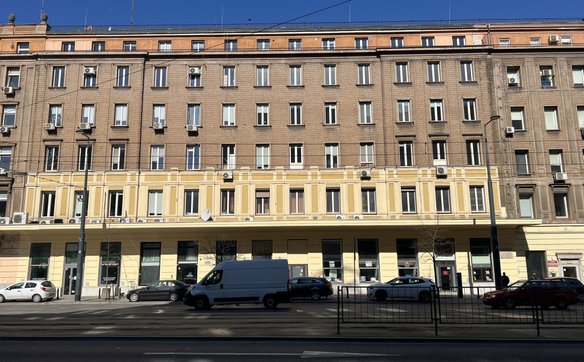 Gmachy w Alejach Jerozolimskich (m.in. ten pod numerem 30) wykorzystują fundamenty i mury dawnych ka