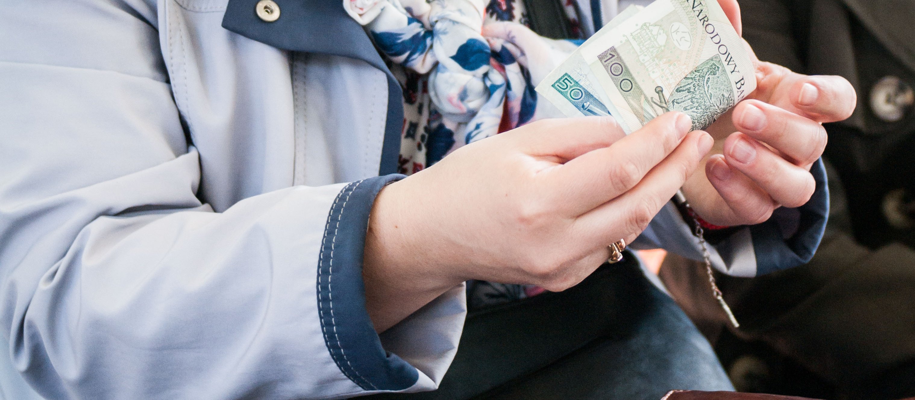 Niecałe 40 proc. Polaków bez trudności pokrywa podstawowe wydatki