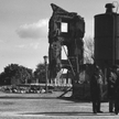październik 1971 - Kikut ocalałej ściany Zamku podparty rusztowaniem. Widoczny silos i tablica propa