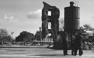 październik 1971 - Kikut ocalałej ściany Zamku podparty rusztowaniem. Widoczny silos i tablica propa