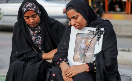 Kobiety opłakujące dziewczynkę, która zginęła podczas ataku na szkołę w Minab w Iranie.