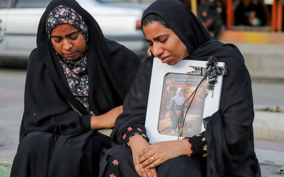 Kobiety opłakujące dziewczynkę, która zginęła podczas ataku na szkołę w Minab w Iranie.