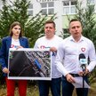 Senator KO Krzysztof Brejza podczas konferencji prasowej przed Oddziałem Celnym II w Bydgoszczy
