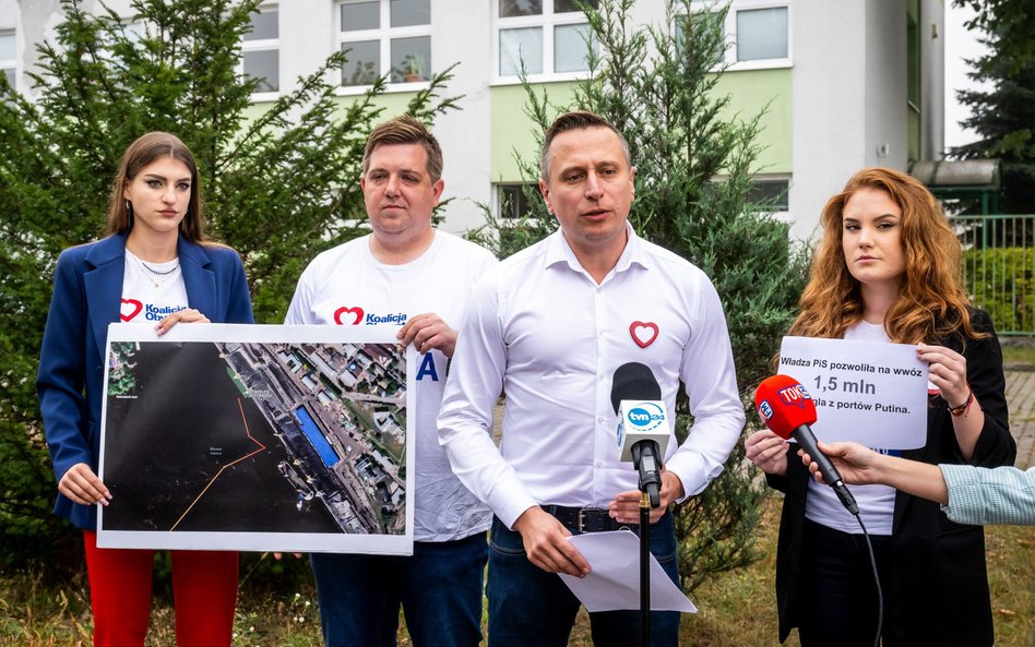 Senator KO Krzysztof Brejza podczas konferencji prasowej przed Oddziałem Celnym II w Bydgoszczy