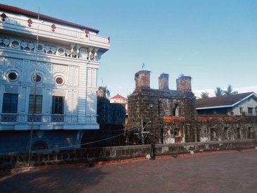 Manilska starówka została tylko częściowo odbudowana po zniszczeniach wojennych. Wiele skarbów kultu