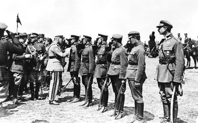 Marszałek Piłsudski dekoruje Orderem Virtuti Militari V klasy oficerów i podoficerów 1. Dywizjonu Ar