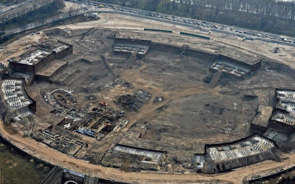 Stadion Narodowy w Warszawie jest na razie dziurą w ziemi, ale za dwa lata zostaną na nim rozegrane 