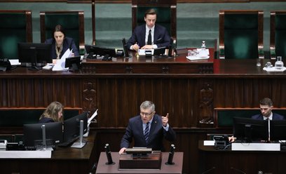 Poseł PiS Zbigniew Kuźmiuk przemawia na sali obrad Sejmu. Posłowie zajmują się w drugim czytaniu rzą
