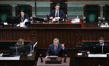 Poseł PiS Zbigniew Kuźmiuk przemawia na sali obrad Sejmu. Posłowie zajmują się w drugim czytaniu rzą