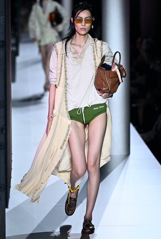Najbardziej charakterystyczny „look” łączony z Miu Miu – wyeksponowane majtki.