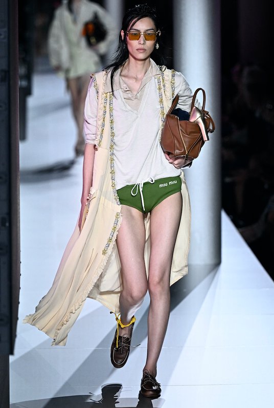 Torebka pod pachą, a w niej niemal wszystko – od kosmetyków aż po szpilki, tak wyglądał pokaz Miu Mi