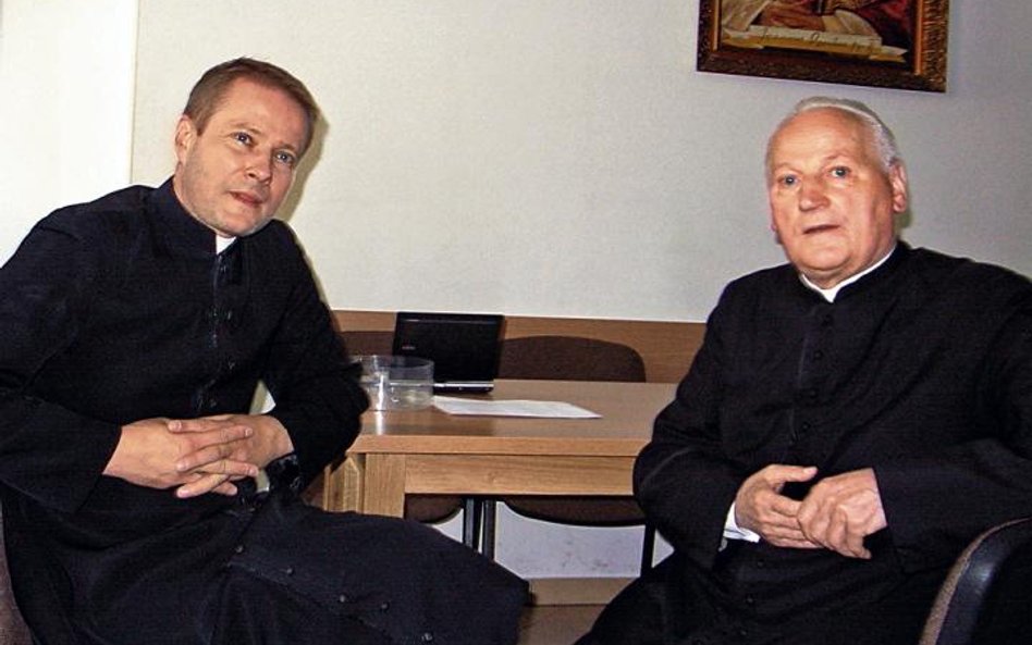 Ks. Józef Wójcik (z prawej) i Artur Żmijewski, który wcielił się w postać księdza