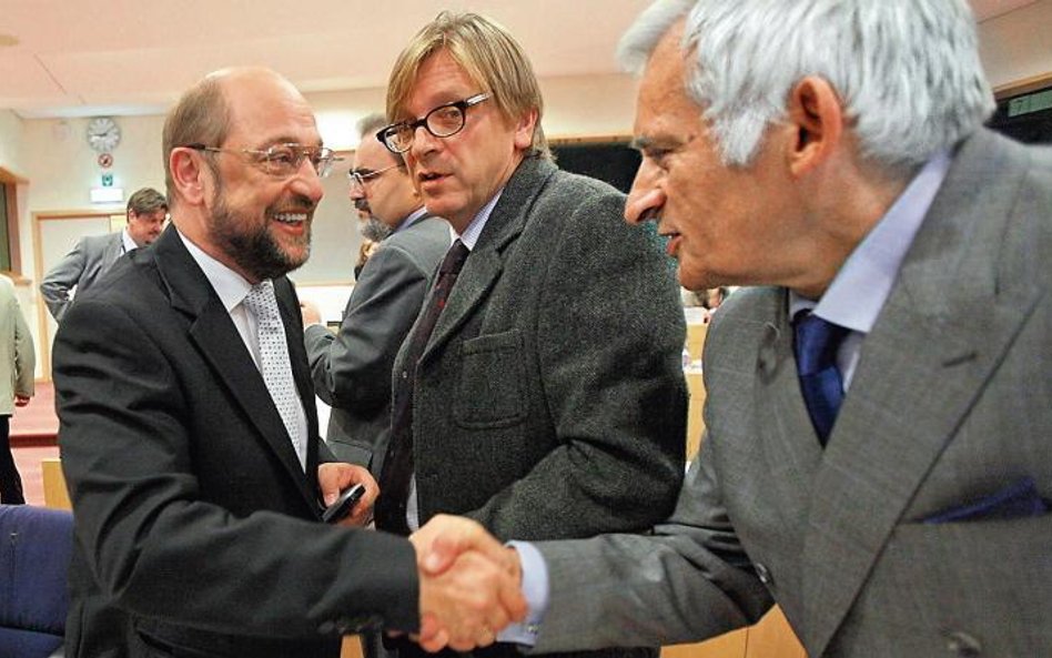 Martin Schulz i Jerzy Buzek (na drugim planie Belg Guy Verhofstadt, przewodniczący grupy liberalnej 