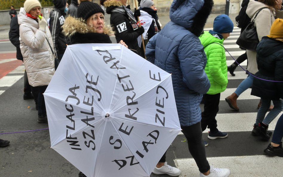 Protest pracowników sfery budżetowej przeciwko planowanemu zamrożeniu ich płac w przyszłym roku