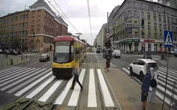 Mężczyzna prawie wpadł pod nadjeżdżający tramwaj. Nagranie ku przestrodze