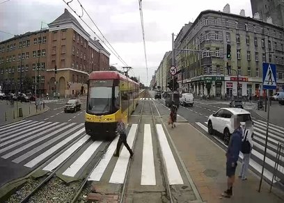 Mężczyzna prawie wpadł pod nadjeżdżający tramwaj. Nagranie ku przestrodze