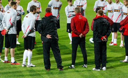 Bramka się wali, ale kolejne ekipy piłkarzy i trenerów reprezentacji nie potrafią tego ciężaru udźwi
