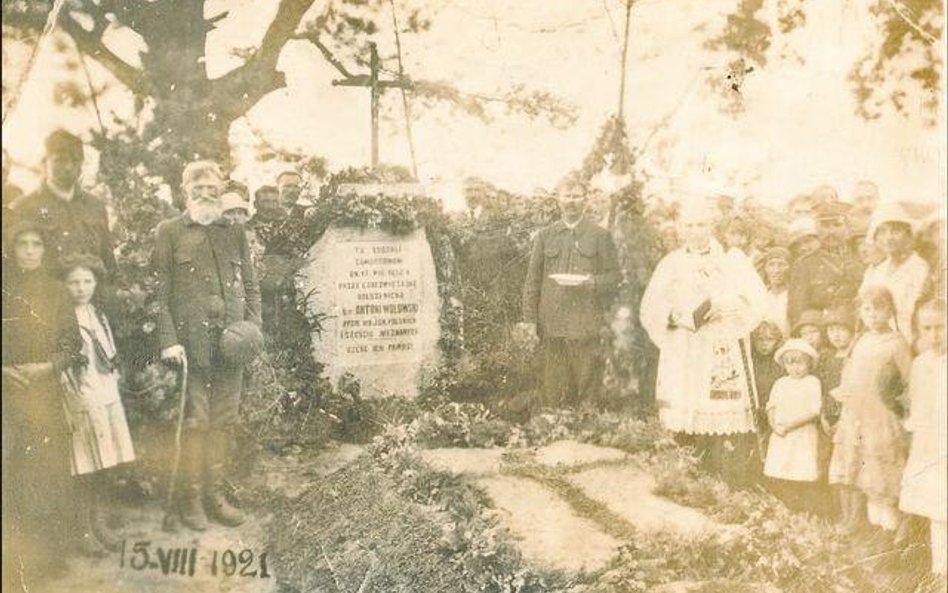 Pomnik w Rybienku Leśnym, postawiony w miejscu zamordowania przez bolszewików ppor. Antoniego Wołows