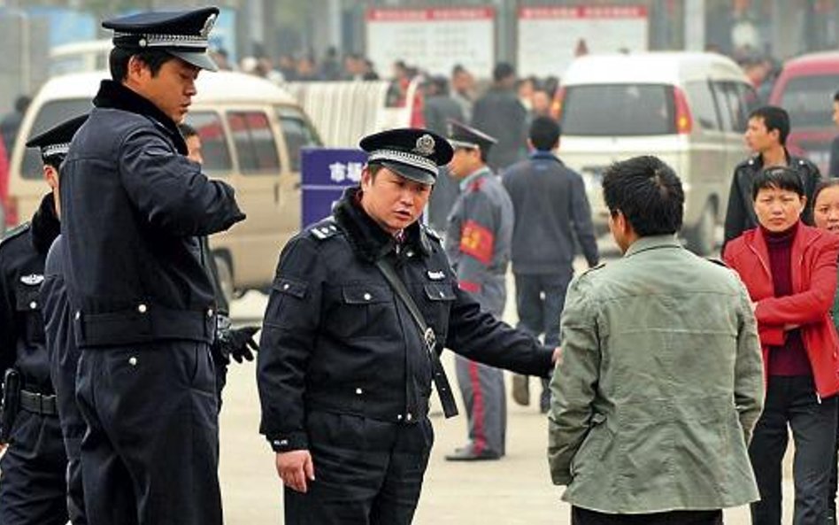 Policjanci mają „utrzymywać bliski kontakt z lokalną społecznością”. Na zdjęciu: kontrola dokumentów