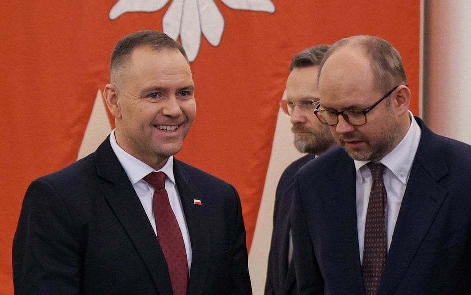 Prezydent Karol Nawrocki, szef KPRP Zbigniew Bogucki oraz szef Biura Polityki Międzynarodowej KPRP M