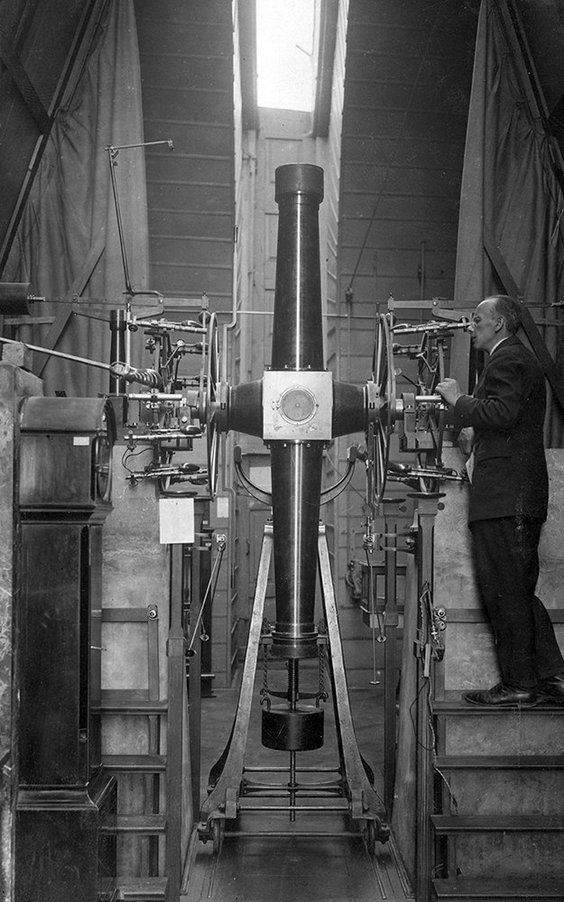 Praca w obserwatorium  –  przy przyrządzie astronomicznym. Data wydarzenia: 1925-06. Fot. Narodowe A