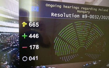 Europosłowie zdecydowaną większością przegłosowali w czwartek rezolucję w sprawie łamania praworządn