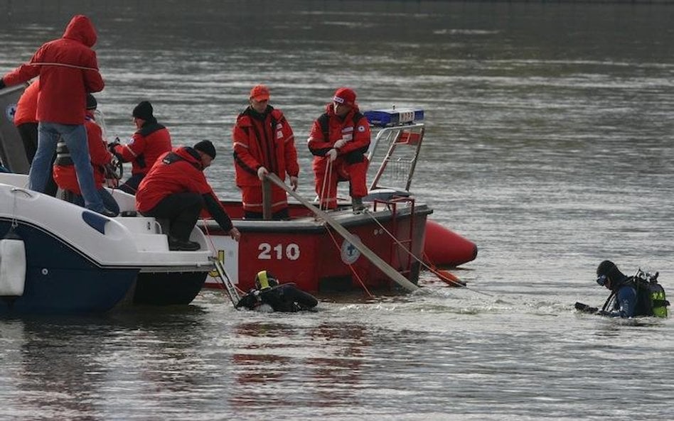 Płock. Samolot akrobatyczny wpadł do Wisły