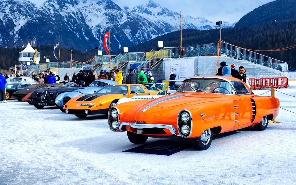 Lincoln Indianapolis, na drugim planie Mercedes C111