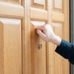 Autorzy skargi twierdzili, że zakaz uderza w ich praktykę głoszenia wierzeń od drzwi do drzwi, którą