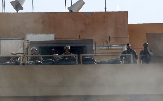 Żołnierze USA obserwujący rozwój sytuacji wokół ambasady Stanów Zjednoczonych w Iraku. Fotografia z 