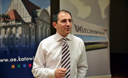 Ekonomista Rafał Antczak podczas debaty ze studentami katowickiej Akademii Ekonomicznej