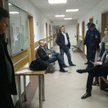 Jan Pawlicki (siedzi po lewej stronie) w oczekiwaniu na początek procesu