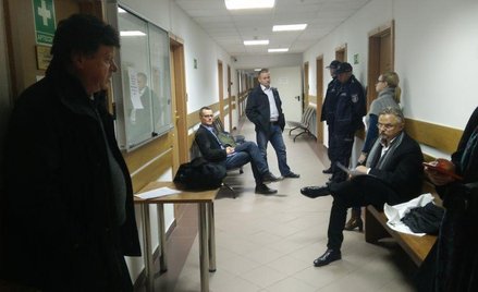 Jan Pawlicki (siedzi po lewej stronie) w oczekiwaniu na początek procesu