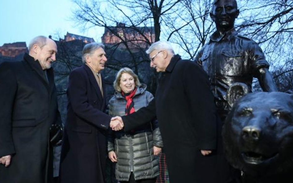 Edynburg. Szefowie dyplomacji Witold Waszczykowski i Philip Hammond oraz szef MON Antoni Macierewicz