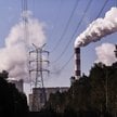 Słup przesyłowy energii elektrycznej w pobliżu oparów unoszących się z elektrowni węglowej Bełchatów