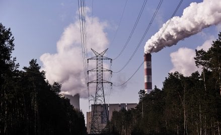 Słup przesyłowy energii elektrycznej w pobliżu oparów unoszących się z elektrowni węglowej Bełchatów