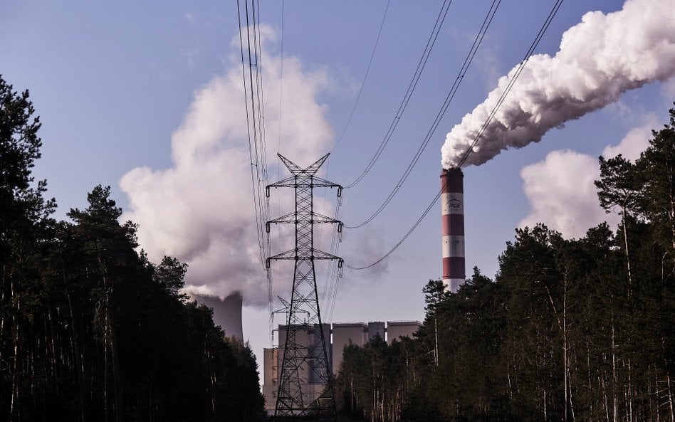 Słup przesyłowy energii elektrycznej w pobliżu oparów unoszących się z elektrowni węglowej Bełchatów