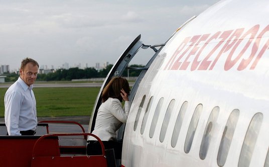 Donald Tusk z żoną Małgorzatą podczas międzylądowania w Brazylii w drodze na szczyt UE-Ameryka Łaciń